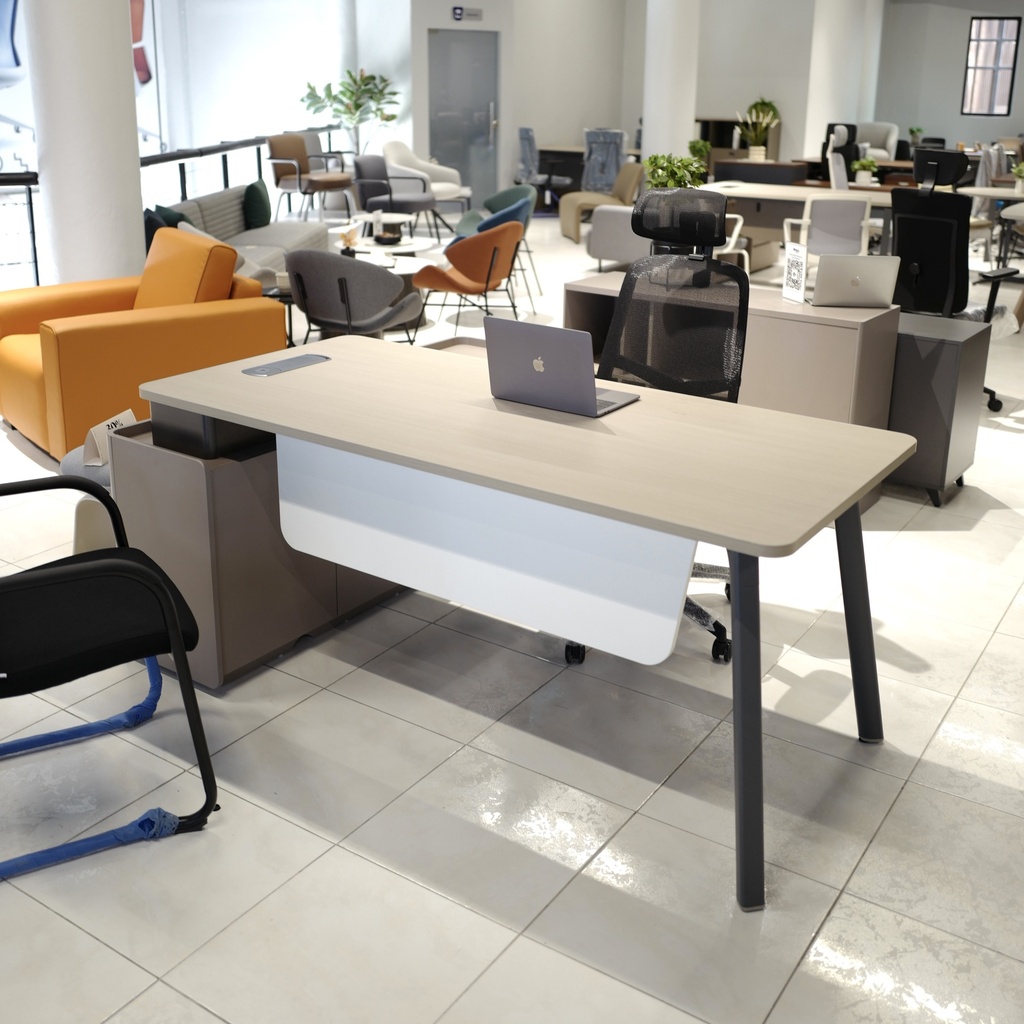 MESA ESCRITORIO EJECUTIVO STEEL (S22T-18)  - TOPE MADERA CLARA(NOCO WOOD) + COLOR GRIS PIEDRA OSCURO (STONE GRAY) - PATAS + DETALLES EN GRIS GRAFITO  - MUEBLE AUXILIAR MEDIDAS:  60" X71" DERECHO 